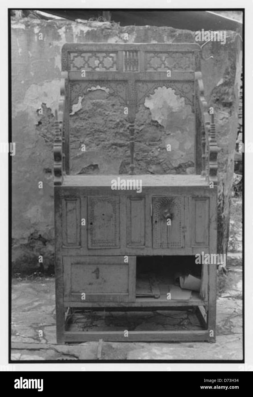 Une photographie de la Hamellah - Tevah à Ouezzane, Maroc. Cette image met en valeur l’architecture de la synagogue et la vie religieuse dans la communauté juive d’Ouezzane au début du XXe siècle. Banque D'Images