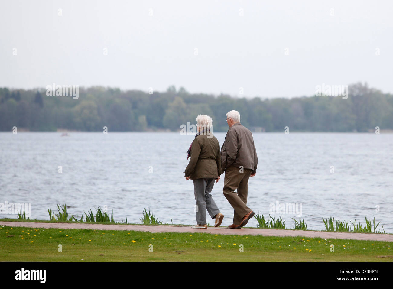 Oldenburg, Allemagne, un vieux couple passe une promenade Zwischenahn Banque D'Images