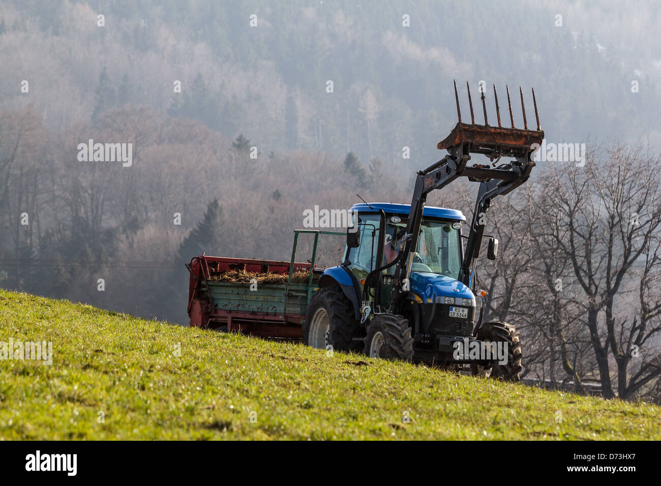 Iseo, l'Allemagne, de l'exécuteur apporte le fumier pour fertiliser les champs Banque D'Images
