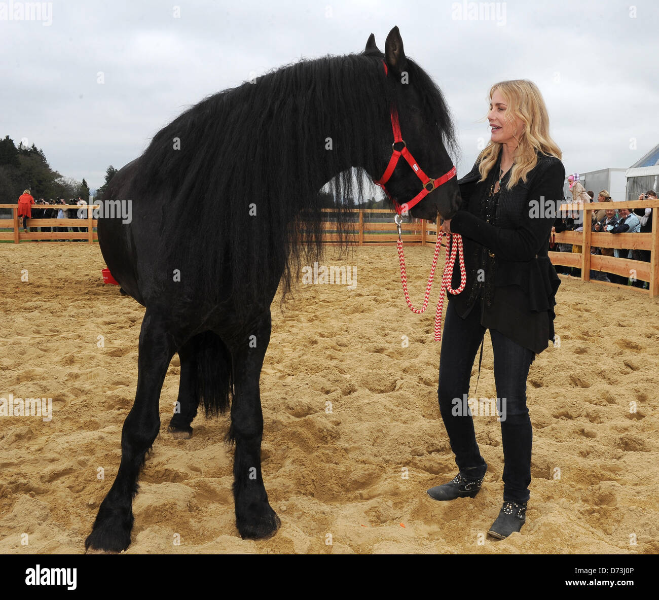 L'actrice Daryl Hannah nous coups un cheval à l'ouverture de Gut Aiderbichl, un refuge pour animaux à Iffeldorf, Allemagne, 28 avril 2013. Photo : URSULA DUEREN Banque D'Images