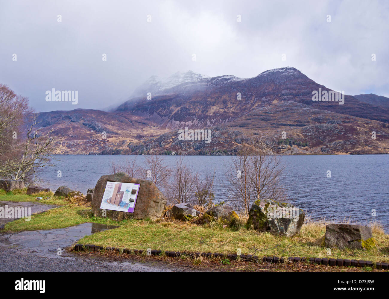 L'évolution des conditions météorologiques d'avril sur le Loch Maree en à Wester Ross Mountain Highland Ecosse avec Slioch & panneau d'interprétation Banque D'Images