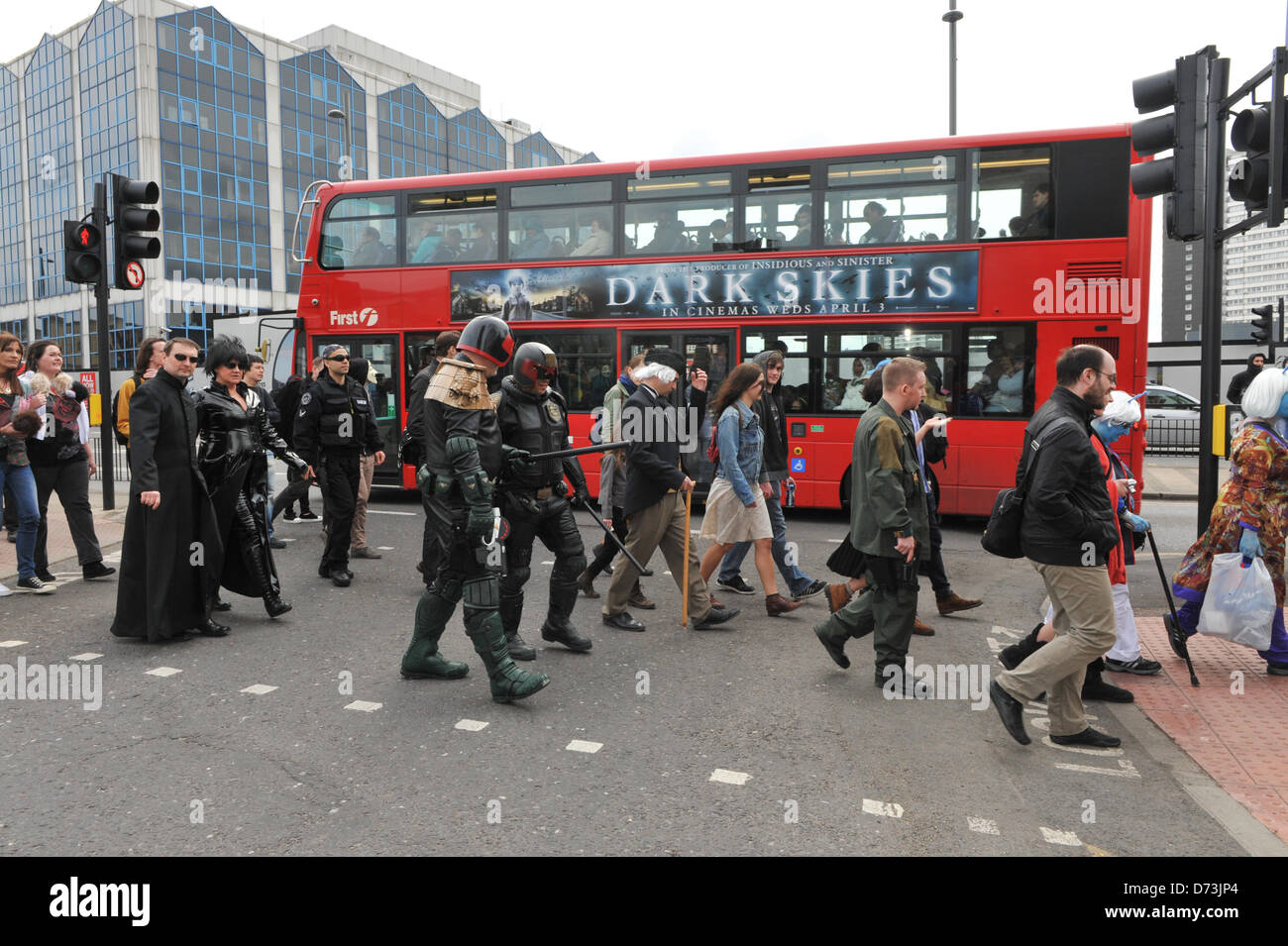 Les cosplayeurs Cosplay dressing up Stratford, London, UK. 28 avril 2013. La parade de costumes promenades autour de Stratford. La Sci-Fi-London Parade de costumes ouvre la 12e édition du Festival International de Science-fiction et du Film Fantastique tenue à Stratford Picture House dans l'Est de Londres. Alamy Live News Banque D'Images