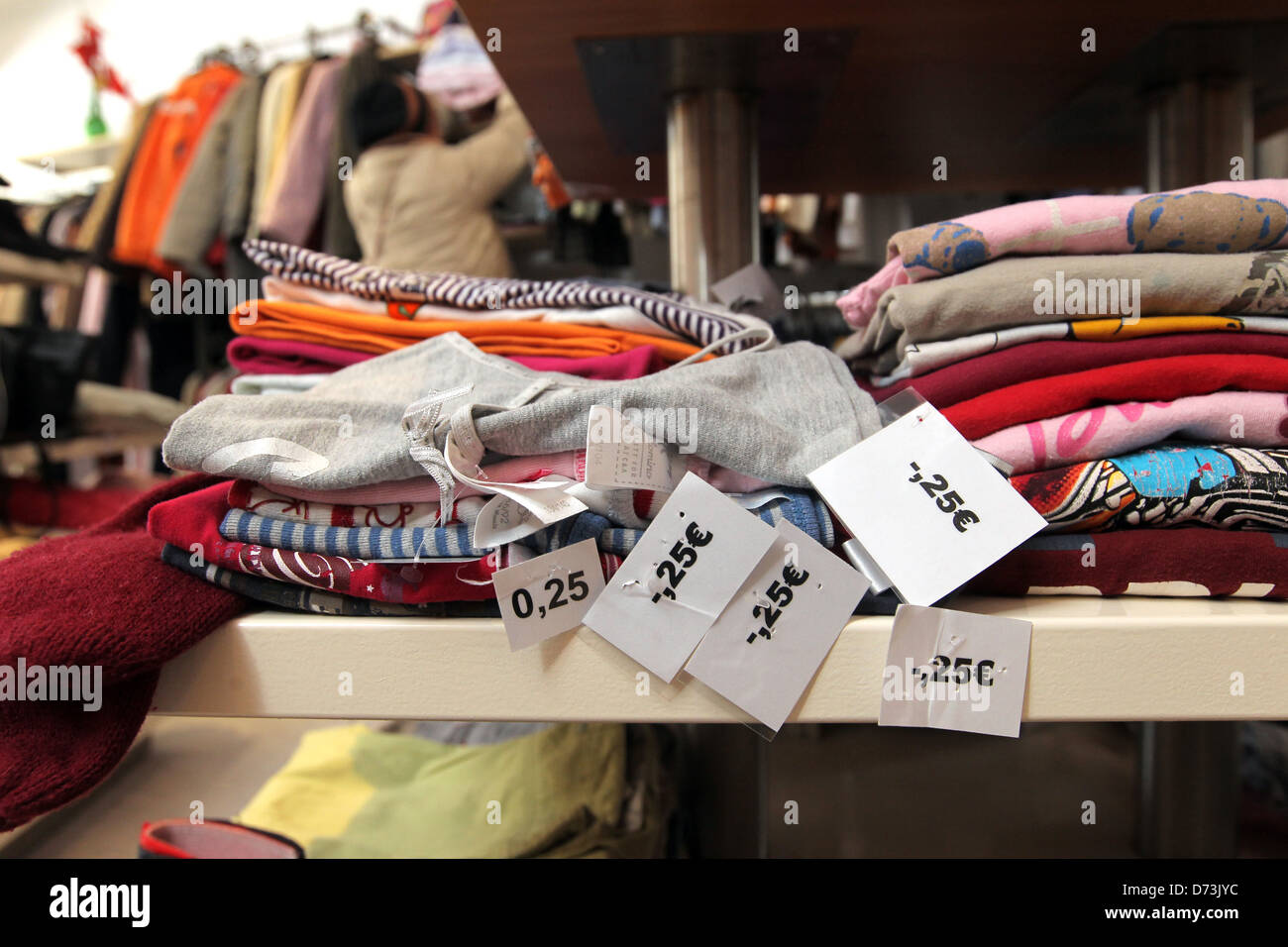 Flensburg, Allemagne, les vêtements pour enfants dans le département social réserve de valeur Banque D'Images