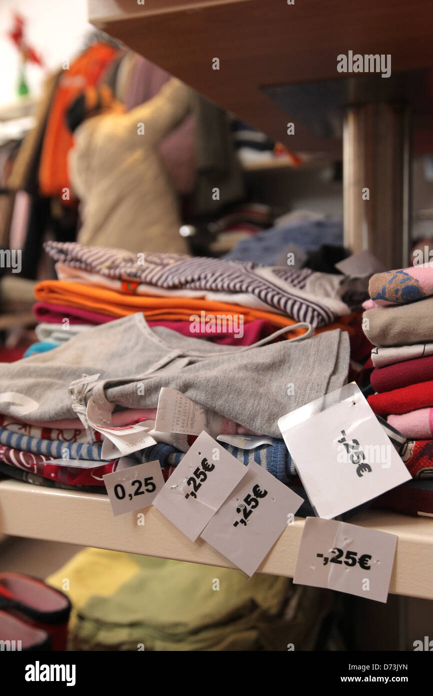 Flensburg, Allemagne, les vêtements pour enfants dans le département social réserve de valeur Banque D'Images