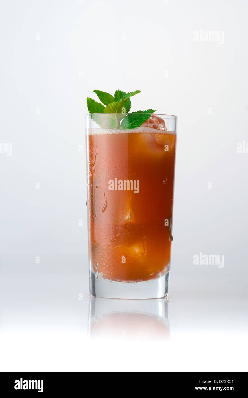 Un verre de boisson fraîche avec un congé de menthe Banque D'Images