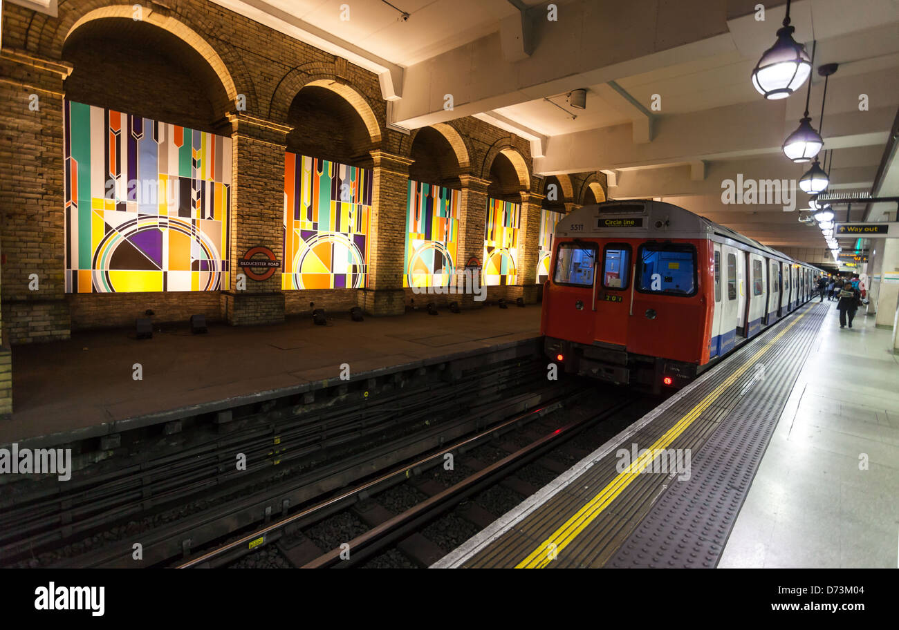 La station de métro de Gloucester, plate-forme de Londres, Angleterre, Royaume-Uni Banque D'Images