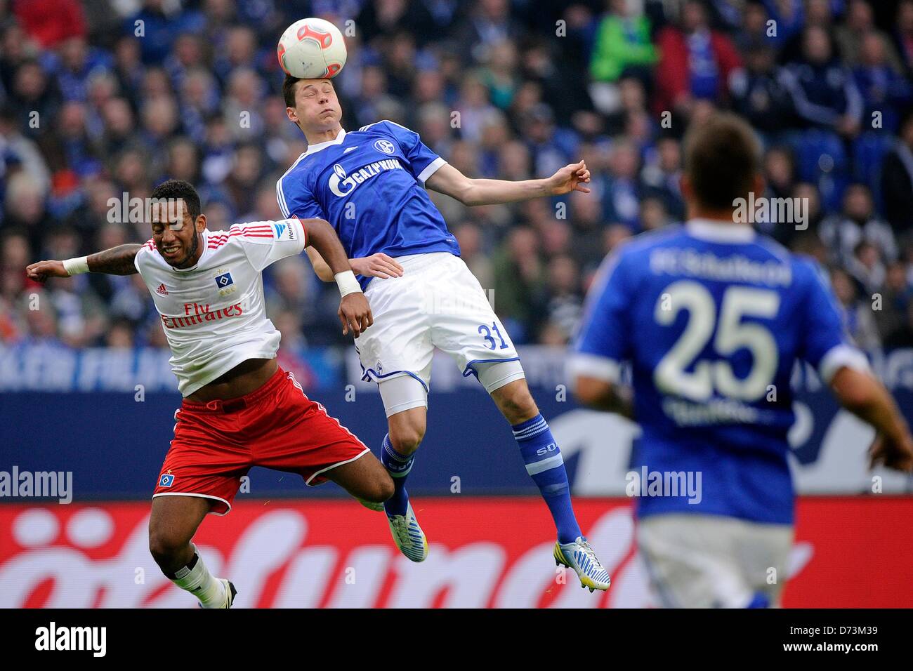 Julian Draxler de Schalke (R) convoite la la balle avec Hambourg, Dennis Aogo durant la Bundesliga match entre le FC Schalke 04 et Hambourg SV au Veltins-Arena de Gelsenkirchen, Allemagne, 28 avril 2013. Photo : MARIUS BECKER (ATTENTION : EMBARGO SUR LES CONDITIONS ! Le LDF permet la poursuite de l'utilisation de jusqu'à 15 photos uniquement (pas de photos ou vidéo-sequntial série similaire d'images admis) via internet et les médias en ligne pendant le match (y compris la mi-temps), prises à partir de l'intérieur du stade et/ou avant le début du match. Le LDF permet la transmission sans restriction de rec Banque D'Images