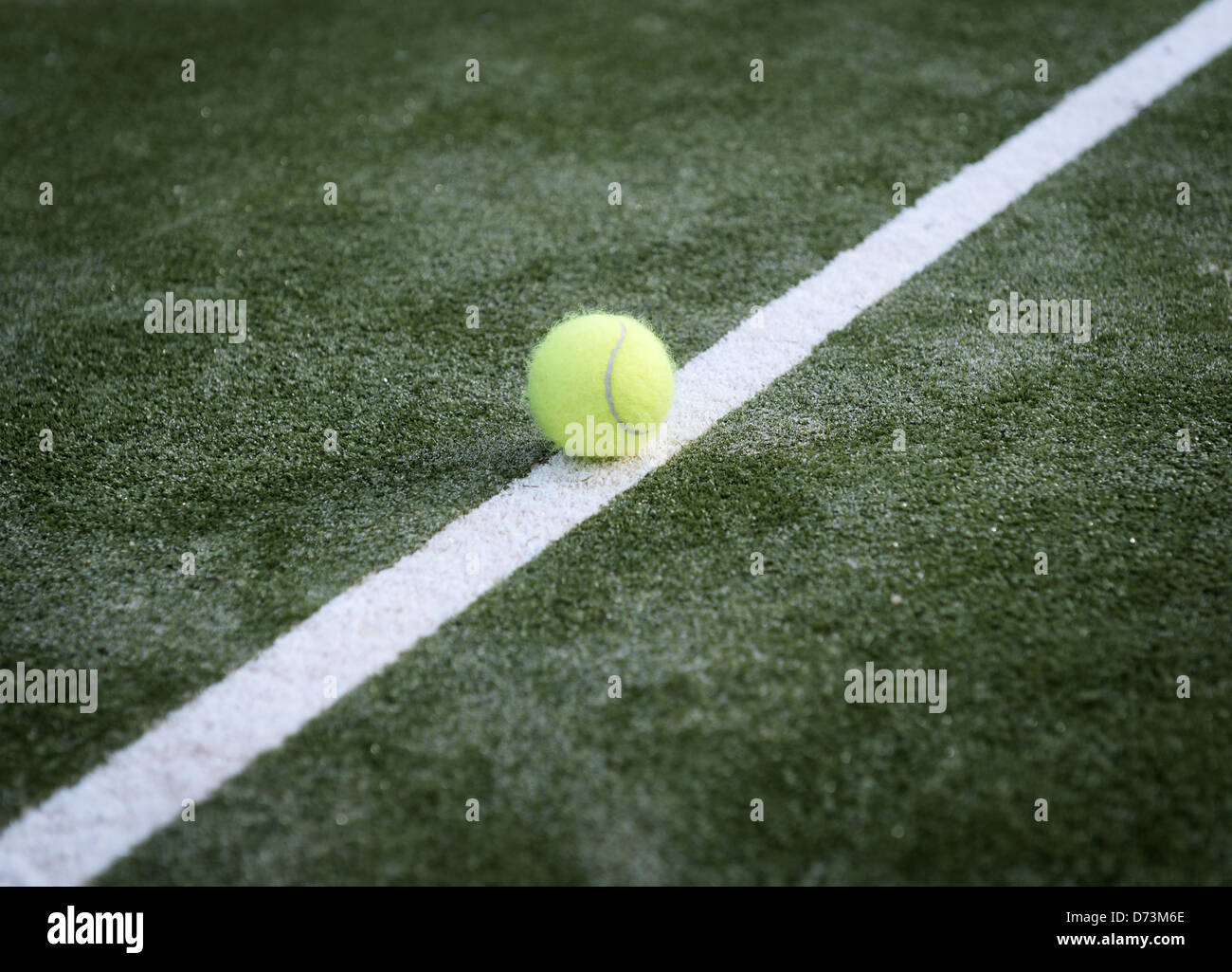 Balle de tennis sur une ligne. Banque D'Images