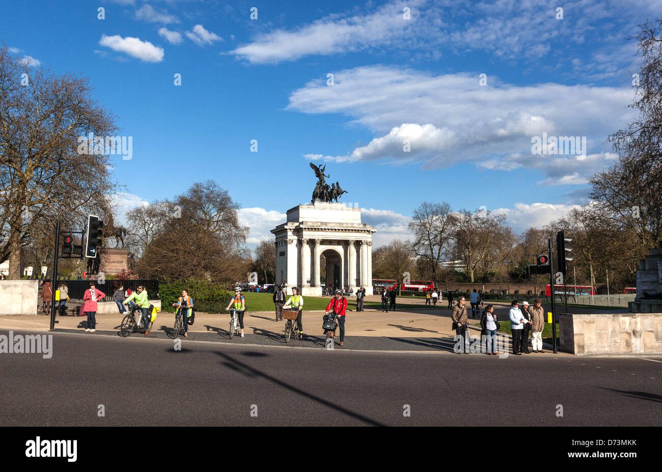 Cycliste et piétons attendant de traverser la route à Hyde Park Corner, Londres, Angleterre, Royaume-Uni. Banque D'Images