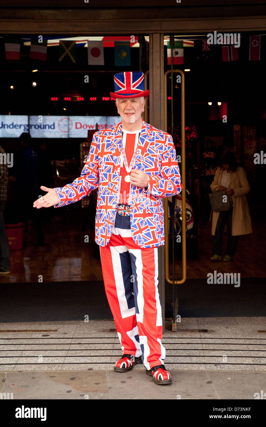 Un homme habillé en costume d'Union Jack flag représentant un patriote britannique, la Grande-Bretagne, le patriotisme, UK Banque D'Images