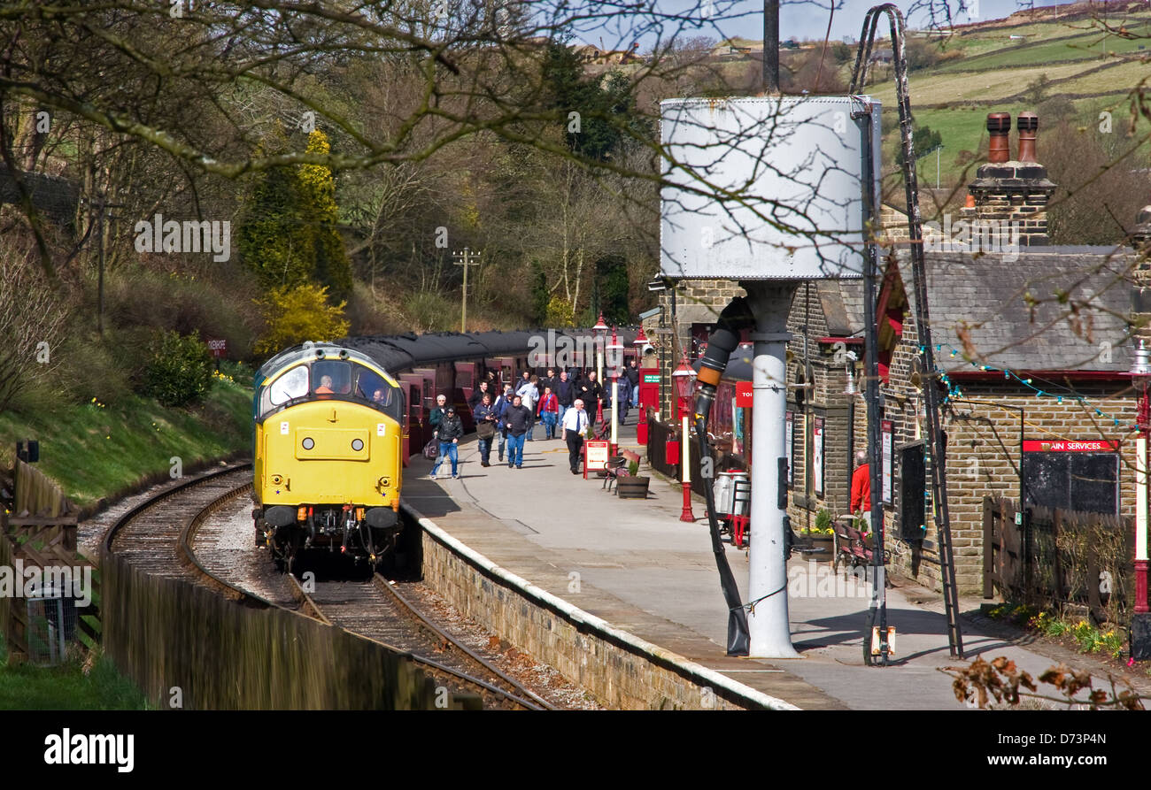 Wagons tirés par une locomotive diesel de classe 37 (37264) avec débarquement de passagers à la station Oxenhope, KWVR Banque D'Images