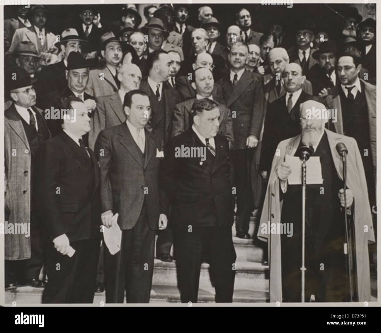 Manifestation de masse organisée à New York en 1944 pour commémorer le premier anniversaire du soulèvement du ghetto de Varsovie. Des personnalités clés comme Fiorello la Guardia et Arthur Szyk ont participé à l'événement, reflétant l'importance historique du soulèvement. Banque D'Images