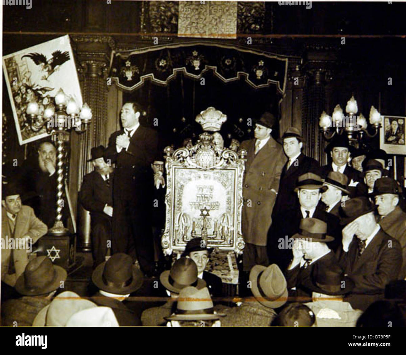 Cette image montre la commémoration du premier anniversaire du soulèvement du ghetto de Varsovie à la synagogue Warshaver à New York en 1944. Il souligne le souvenir de la communauté juive du soulèvement et son importance dans l'histoire. Banque D'Images