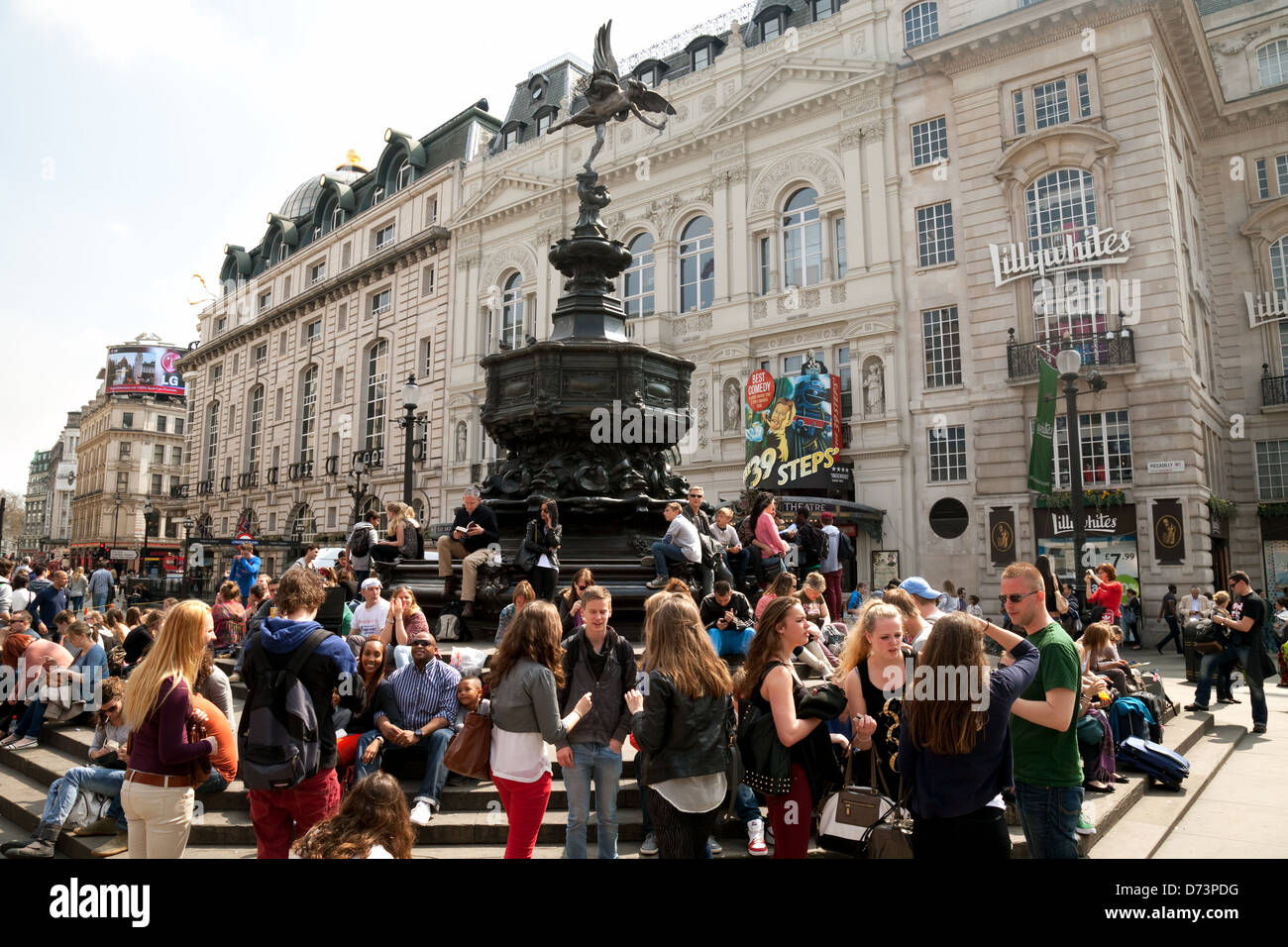 Foule de touristes privés, autour de la statue d'Eros, Piccadilly Circus, Londres W1, UK Banque D'Images