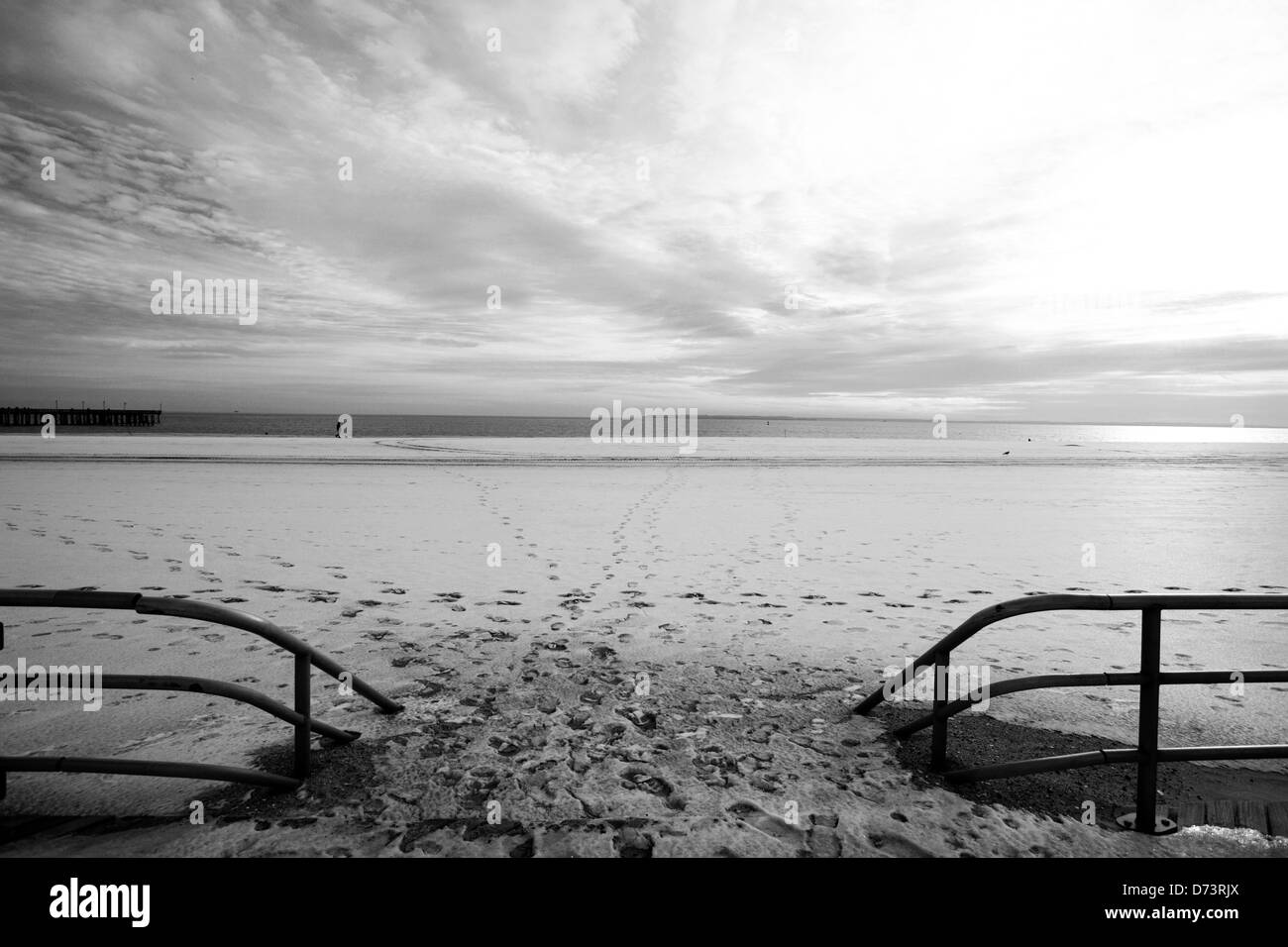 Empreinte écologique, empreintes de pas, traces de pas dans la neige, neige, plage, nuages, hiver, tristesse, solitude, triste Banque D'Images