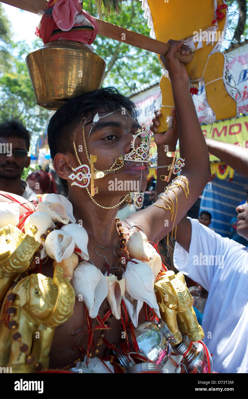 Les jeunes Kavadi exerçant son lait, façon traditionnelle d'être consacrée à lord Murugan pendant Thaipusam festival celebrayed par le Tamil Co Banque D'Images