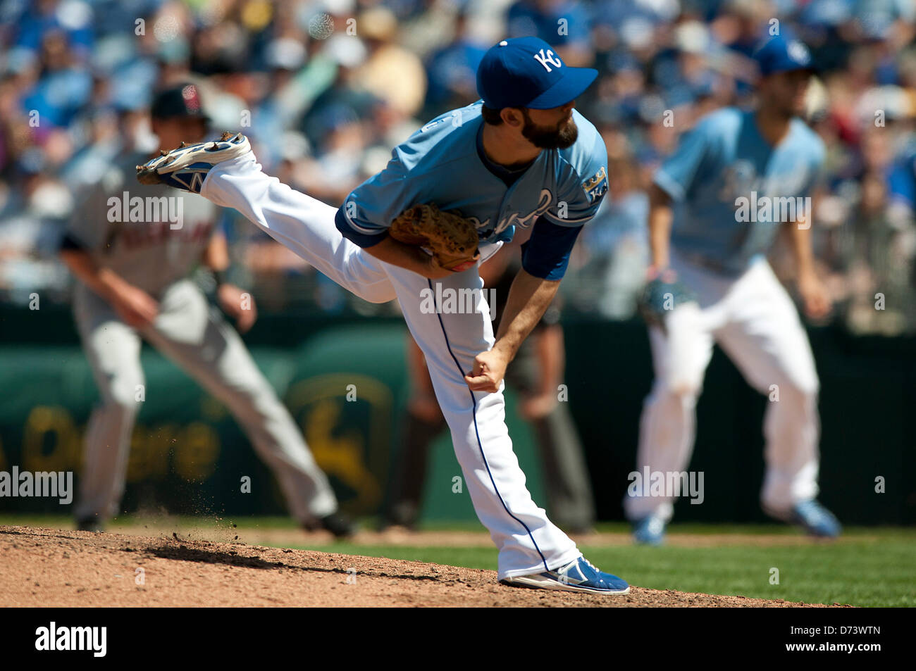 Kansas City, Missouri, United States. Le 28 avril 2013. Le lanceur des Royals de Kansas City, Tim Collins # 55 passe par le vent jusqu'à la fin du match entre les Indians de Cleveland et les Royals de Kansas City à Kauffman Stadium de Kansas City, MO Le 28 avril 2013. Credit : Cal Sport Media /Alamy Live News Banque D'Images