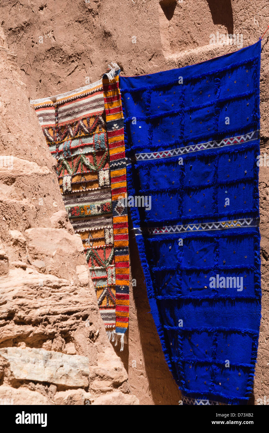 Ait Ben Haddou, près de Ouarzazate, Maroc - kilim modernes jeter teints en  bleu Majorelle Photo Stock - Alamy