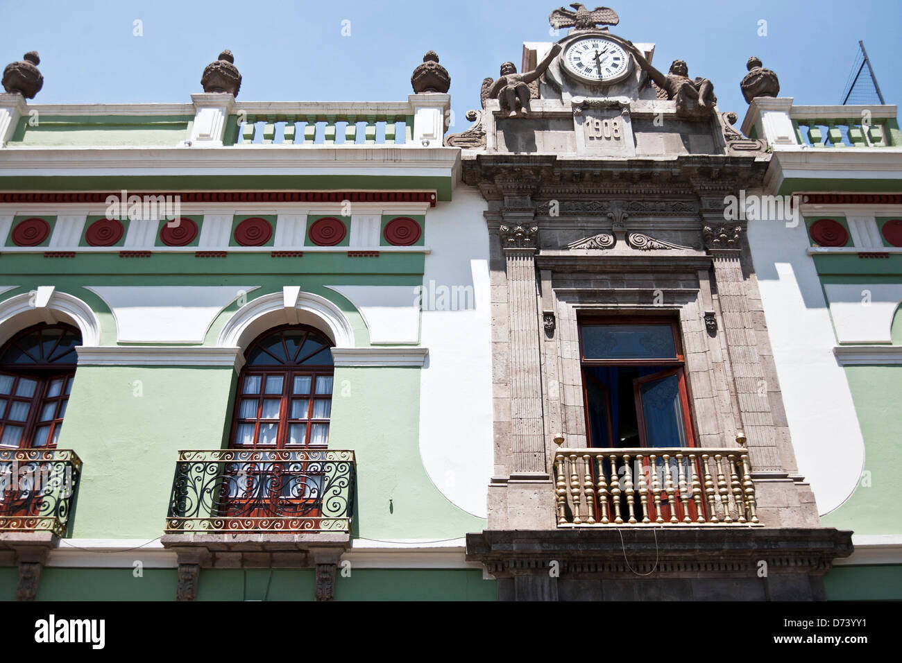 Histoire La partie Belle Epoque de style néoclassique français Porfiriato immeuble sur beau jour de printemps dans la ville de Puebla au Mexique Banque D'Images