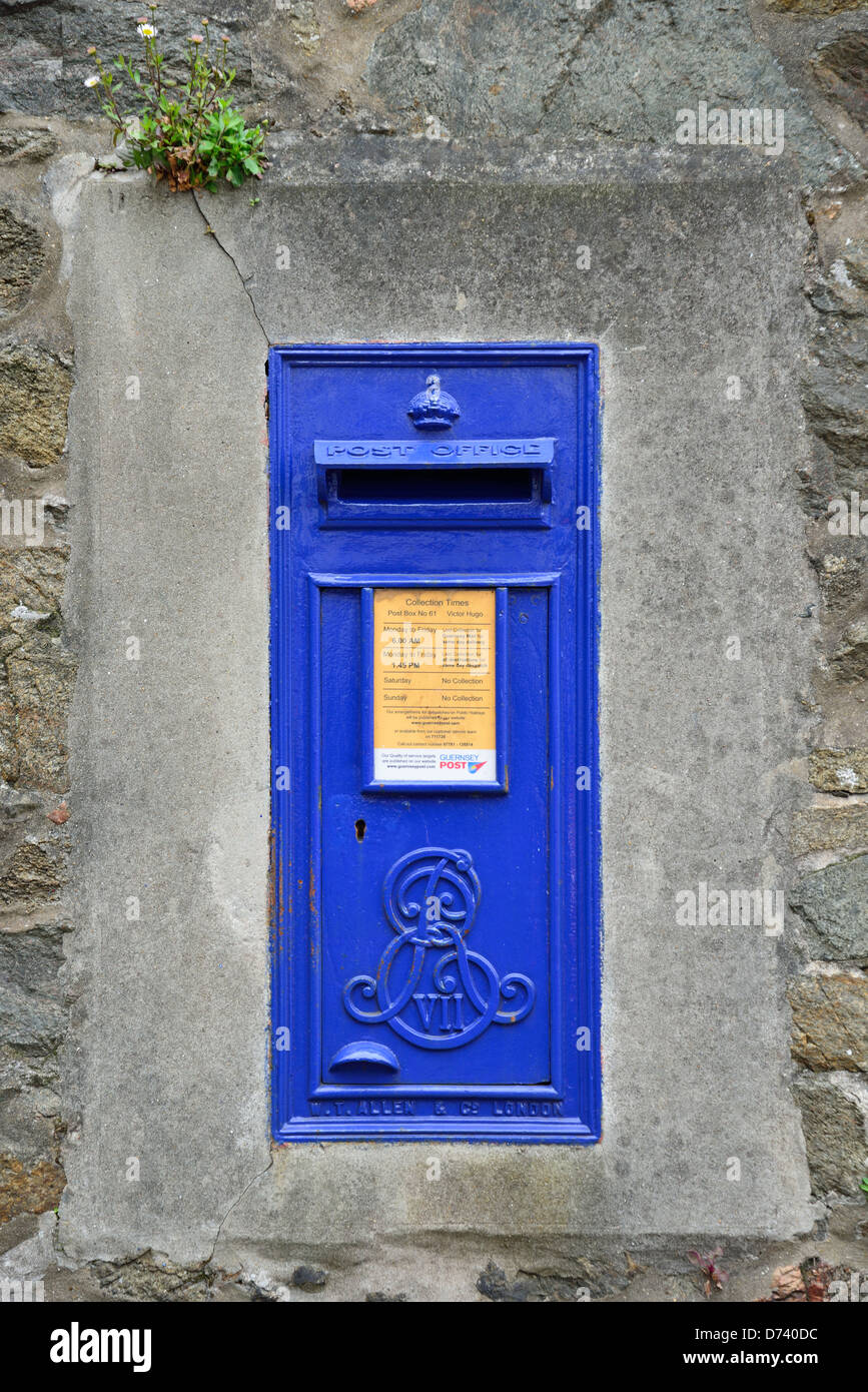 Guernesey Post boîte postale bleue sur le mur, Hauteville, Port Saint-Pierre (Port Saint-Pierre), Guernesey, Îles Anglo-Normandes Banque D'Images