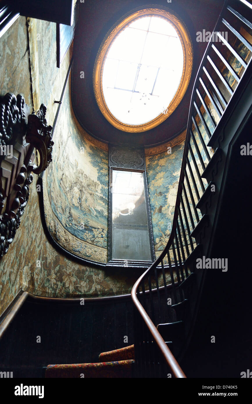 Escalier à Hauteville House (maison de Victor Hugo), Hauteville, Saint Peter Port (Saint-Pierre-port), Guernsey, Channel Islands Banque D'Images