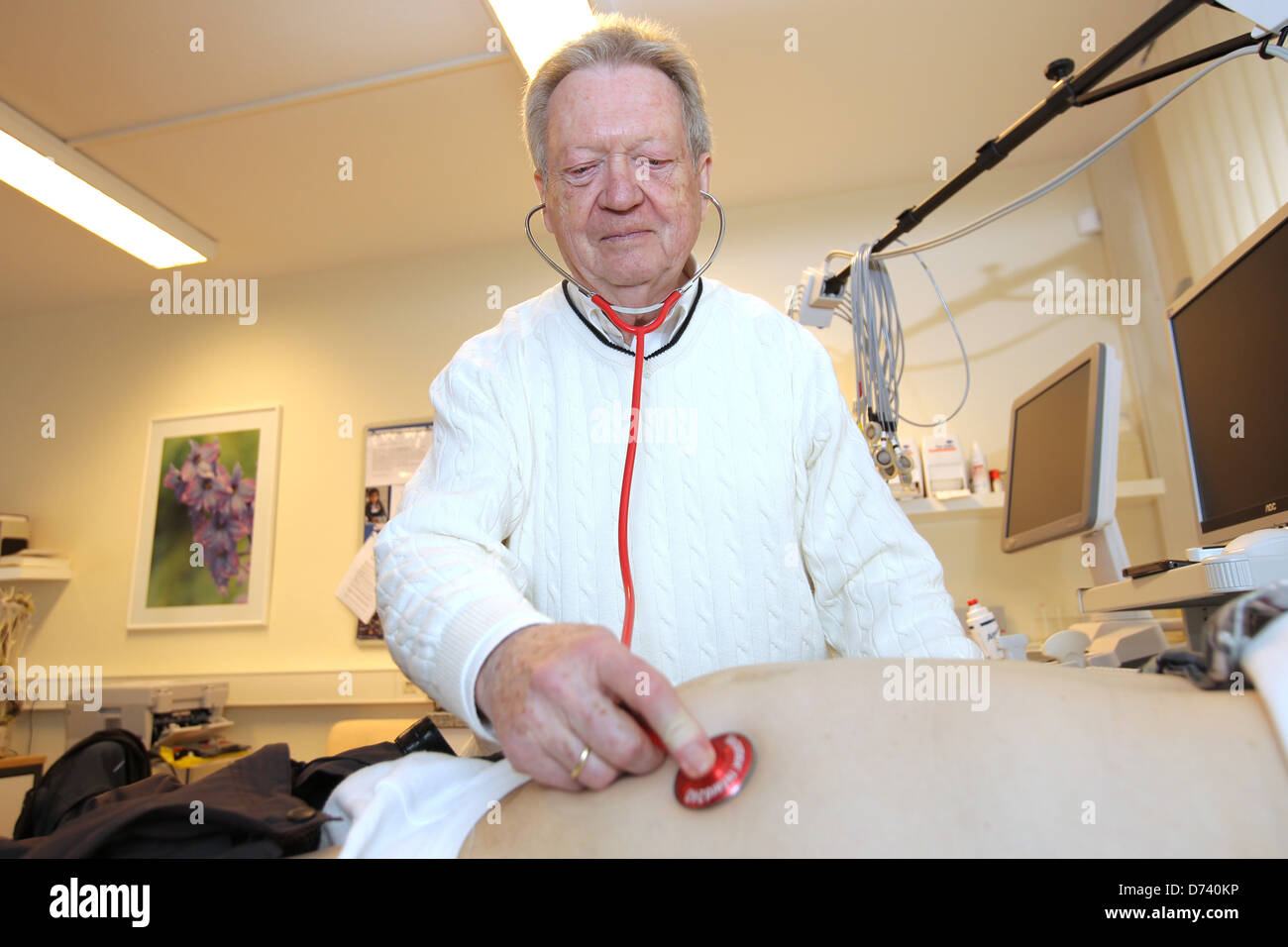 Bad Segeberg, Allemagne, Uwe penseur examine un patient dans sa pratique sans limites Banque D'Images