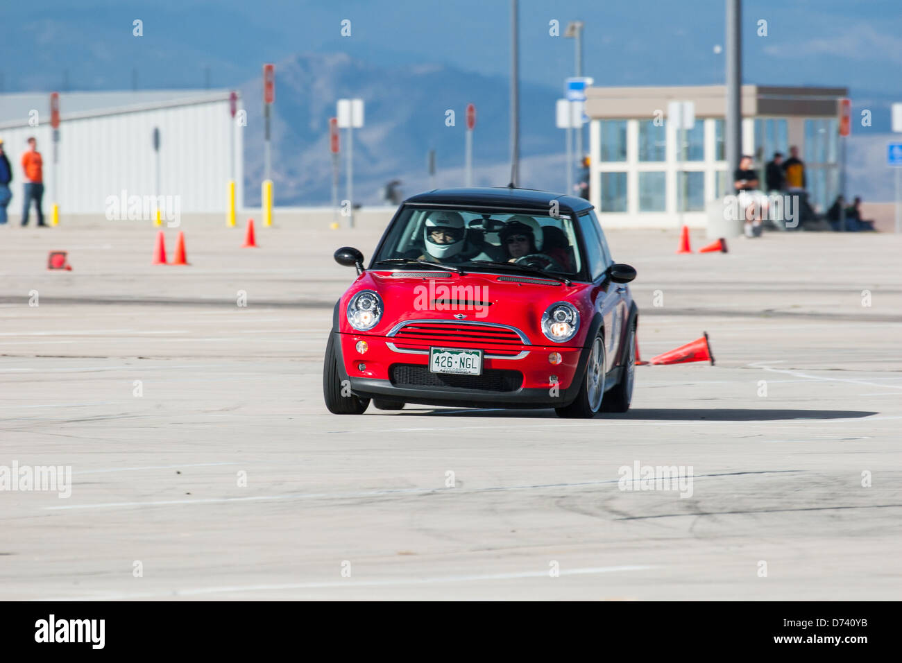 Une BMW rouge 2006 Mini Cooper S dans un autocross course à la Regional Sports Car Club of America (SCCA) cas Banque D'Images