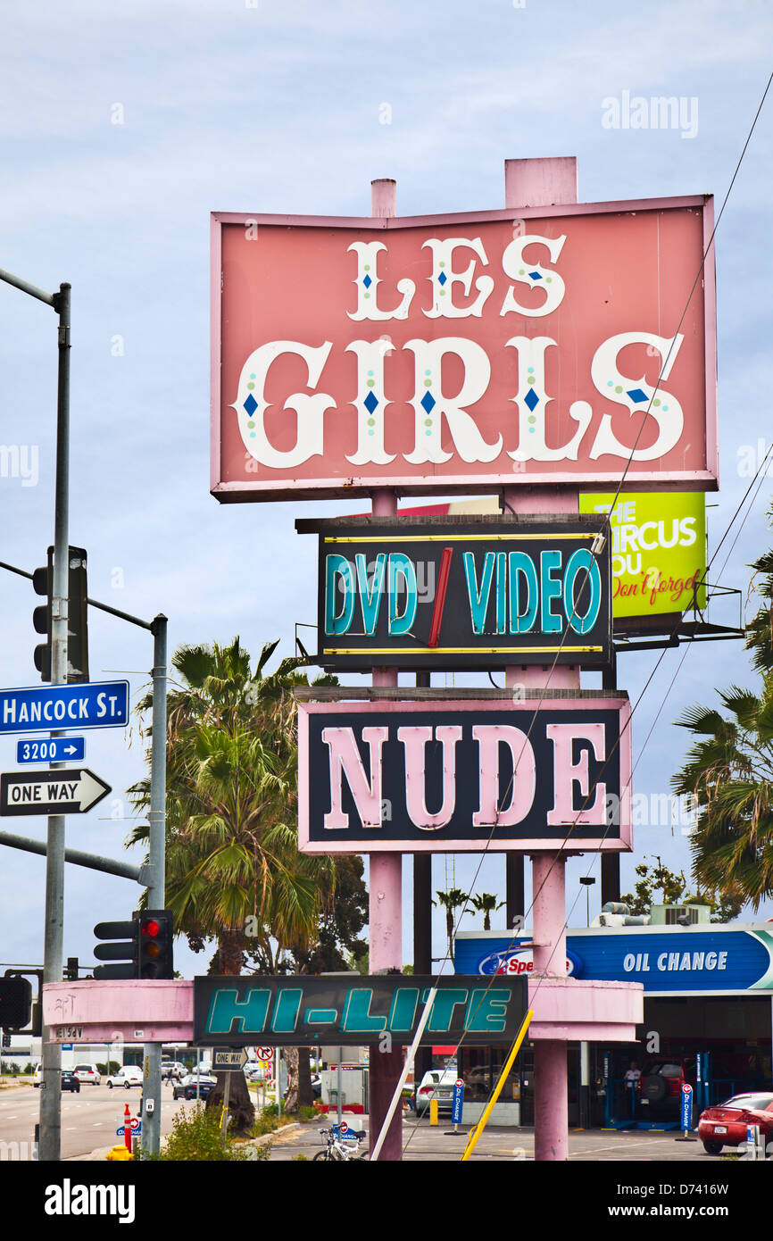 Les panneaux pour les filles, un club de bande minable à San Diego, Californie, USA Banque D'Images