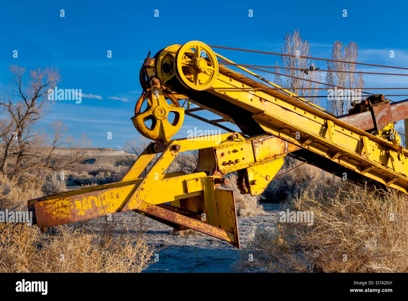 Tracteur jaune contre un ciel bleu profond Banque D'Images