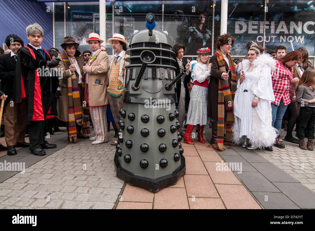 Stratford, London, UK, le 28 avril 2013. Les participants à l'assemblée annuelle de SCI-FI LONDON PARADE dress up comme leur plat favori, jeu, bande dessinée ou film caractères liés à l'approche de la fête qui prend 30 avril au 6 mai 2013. Le festival comprend des nouveaux films de genre, d'événements, conférences et ateliers. Ici des hommes habillés comme des incarnations de médecin qui se tiennent derrière leur ennemi, un Dalek. Crédit : Stephen Chung/Alamy Live News Banque D'Images