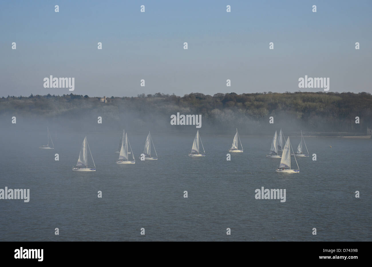 Yacht race dans la brume du port, Port de Southampton, Southampton, Hampshire, Angleterre, Royaume-Uni Banque D'Images