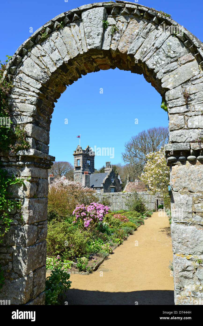 Manoir du 17ème siècle à travers le jardin clos de l'arche, la Seigneurie de jardins, plus de Sark, Sark, Channel Islands Banque D'Images