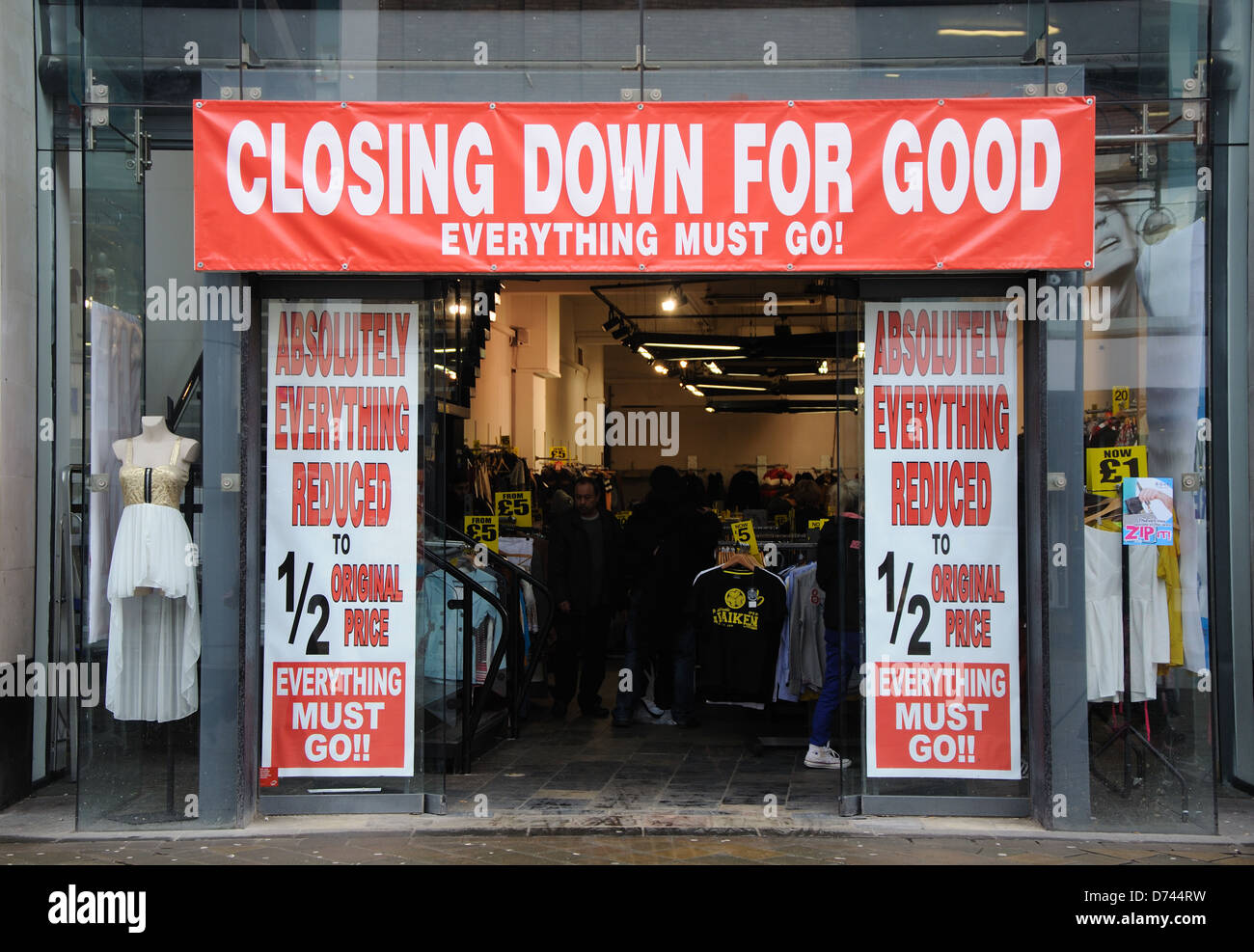 Fermeture d'une bonne vente, magasin de vêtements, Leicester, England, UK Banque D'Images