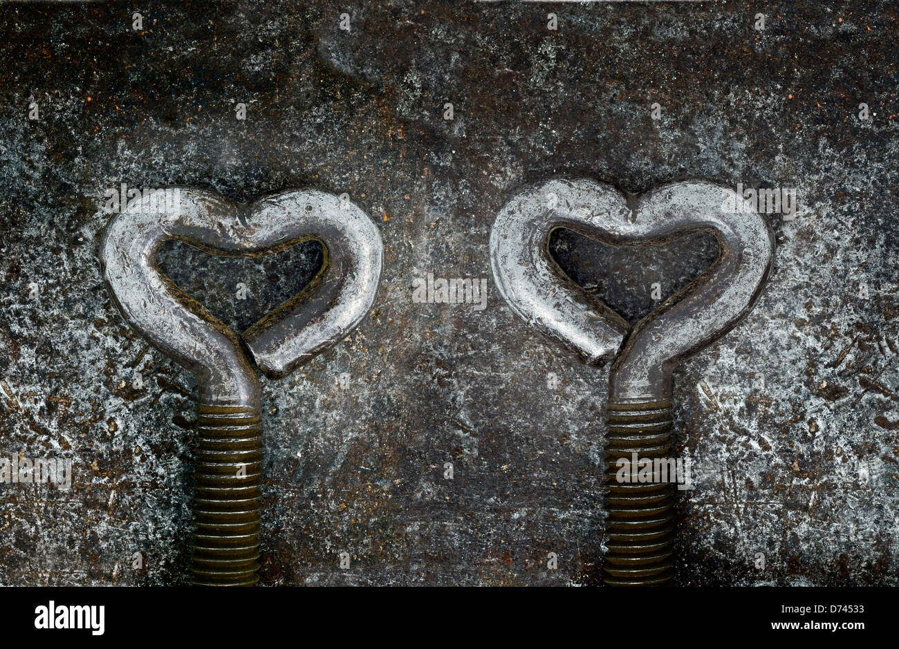 Deux poignées en acier en acier en forme de cœur sur un arrière-plan Banque D'Images