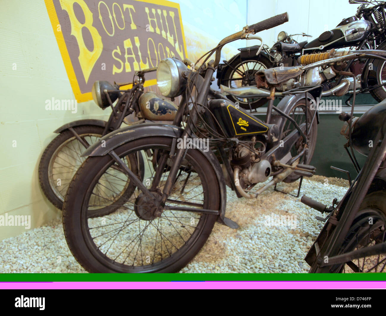 La moto Gillet Herstal est une moto belge vintage connue pour son savoir-faire et ses performances fiables. Fabriqué au début du XXe siècle, ce modèle est propulsé par un moteur monocylindre, offrant une expérience de conduite fluide. La Gillet Herstal est devenue un élément clé de l'héritage moto belge au cours de son ère de production. Banque D'Images