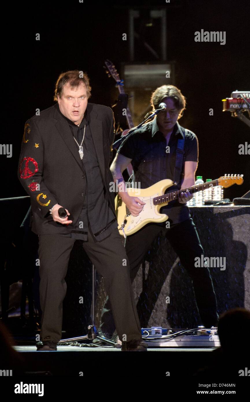 Berlin, Allemagne, 28 avril 2013.Le chanteur Meat Loaf (Marvin Lee Aday) joue sur la scène du monde 02 à Berlin, Allemagne, 28 avril 2013. Le concert fait partie de sa dernière tournée "Last Farewell Tour au bâton'. Photo : Marc Nrit/DPA/Alamy Live News Banque D'Images