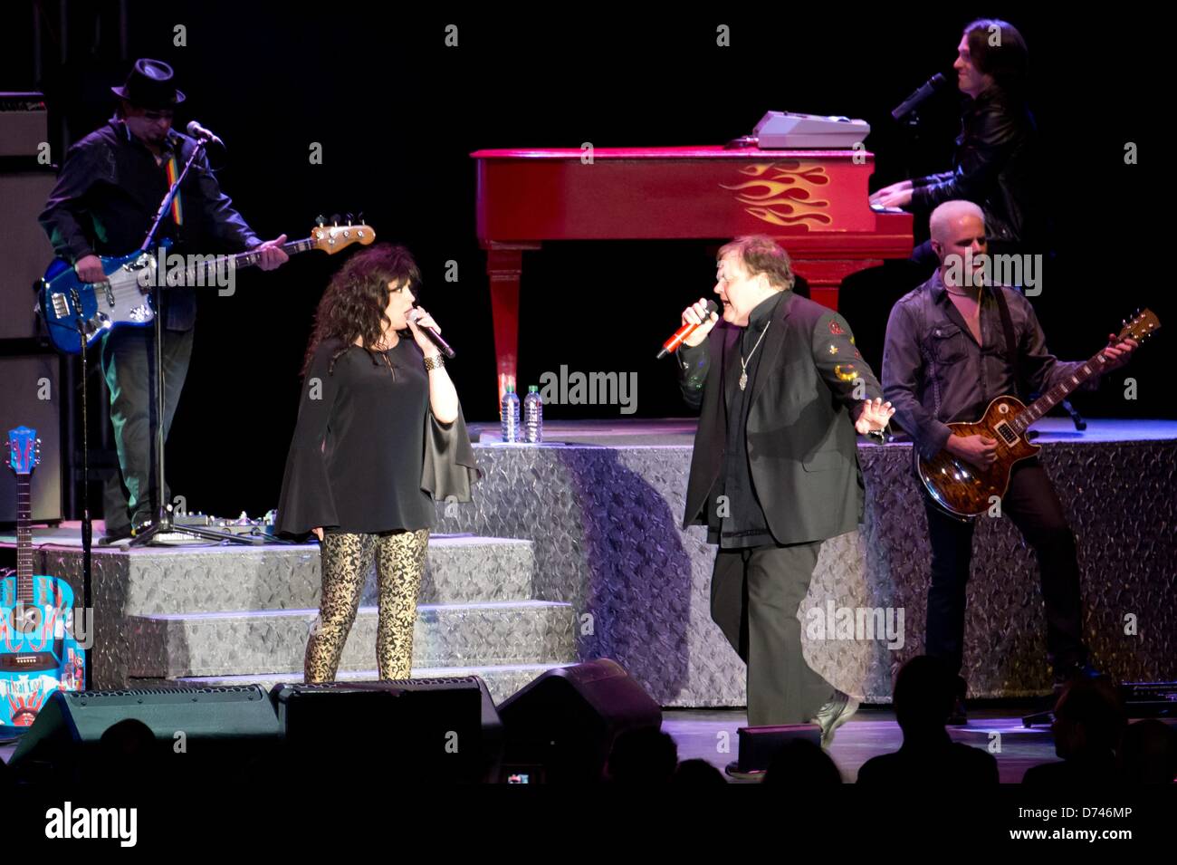 Berlin, Allemagne, 28 avril 2013.Le chanteur Meat Loaf (Marvin Lee Aday) joue sur la scène du monde 02 à Berlin, Allemagne, 28 avril 2013. Le concert fait partie de sa dernière tournée "Last Farewell Tour au bâton'. Photo : Marc Nrit/DPA/Alamy Live News Banque D'Images