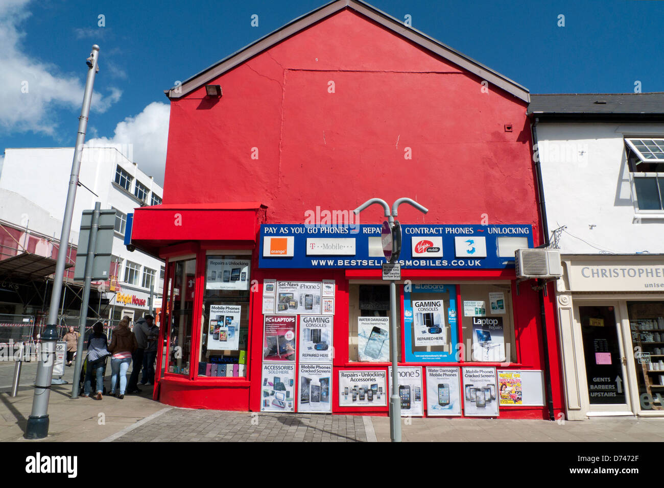 Bâtiment rouge avec un téléphone mobile publicité sur le coin de la rue Plymouth et Oxford Street Swansea, Wales, UK KATHY DEWITT Banque D'Images