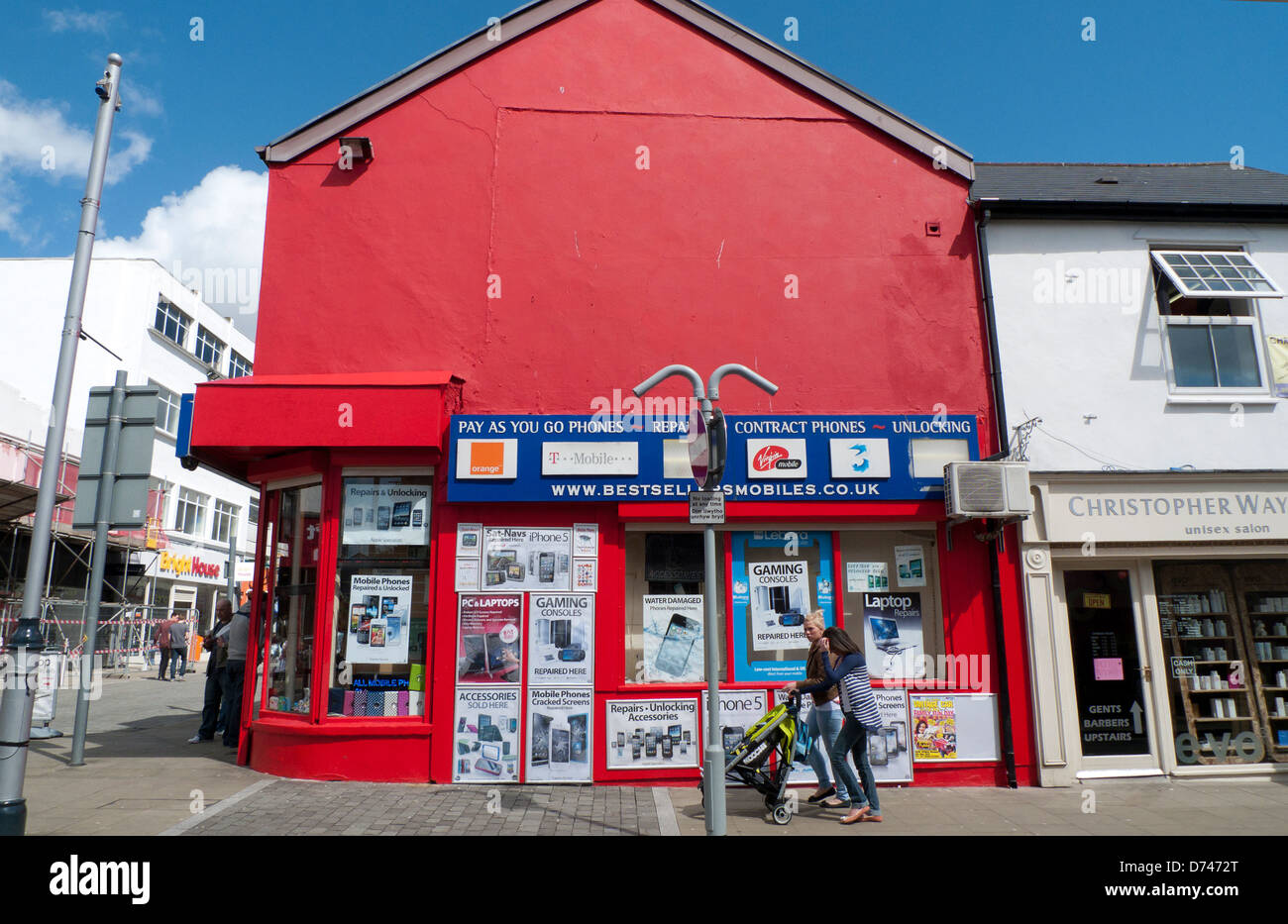 Bâtiment rouge avec un téléphone mobile publicité sur le coin de la rue Plymouth et Oxford Street Swansea UK KATHY DEWITT Banque D'Images