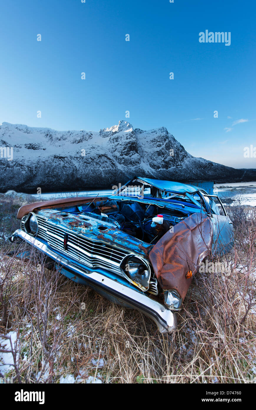Old weathered Ford Cortina debout dans l'herbe près de Sommarøy, Norvège Banque D'Images