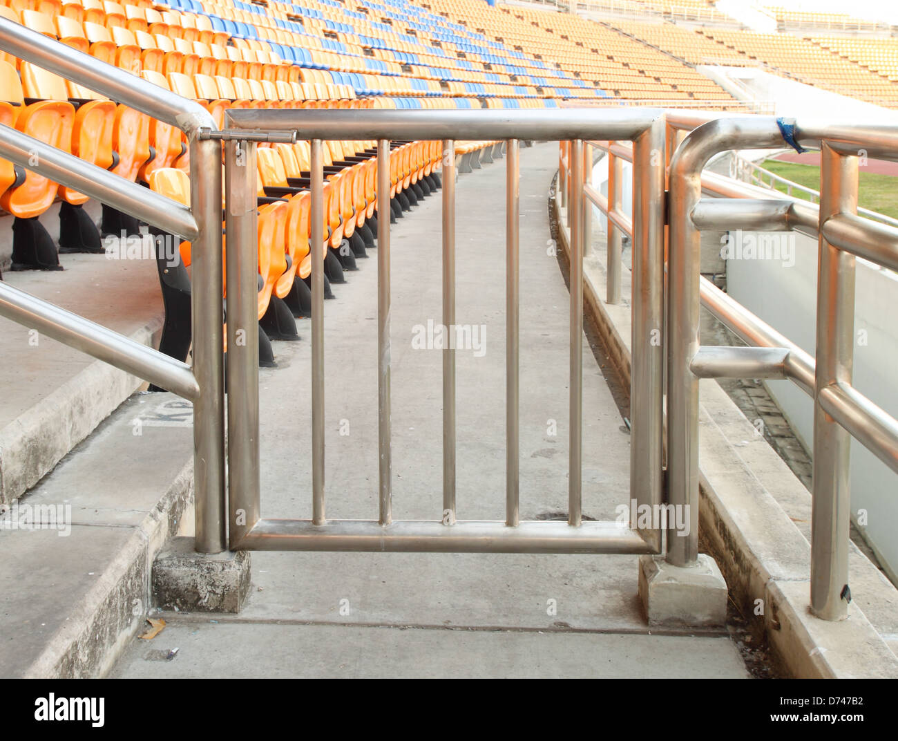 Petite barrière métallique au stade de sport Photo Stock - Alamy