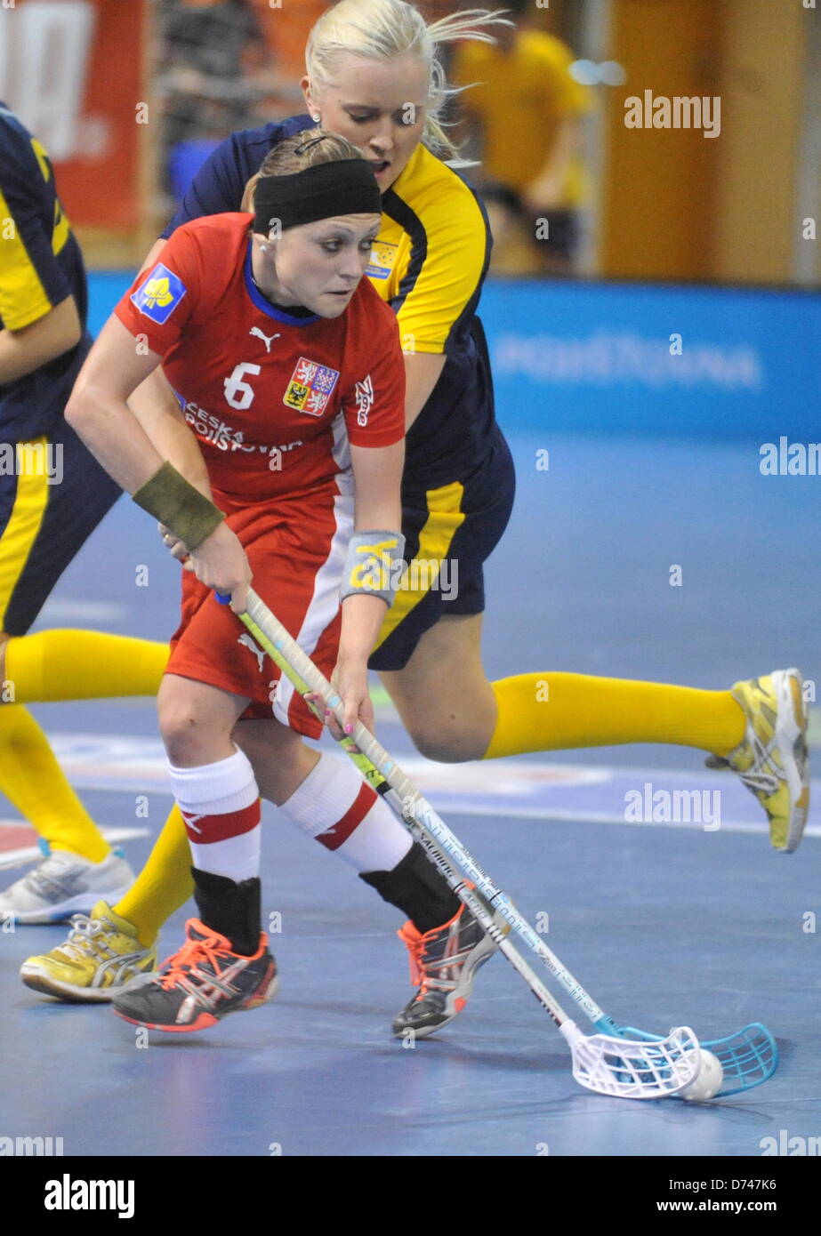 Jarolimova d'Anet (avant, CZE) et Amanda Wallo (SWE) au cours de l'Euro Tour Floorball match République tchèque contre la Suède à Brno, République tchèque le 28 avril 2013. (CTK Photo/Igor Zehl) Banque D'Images