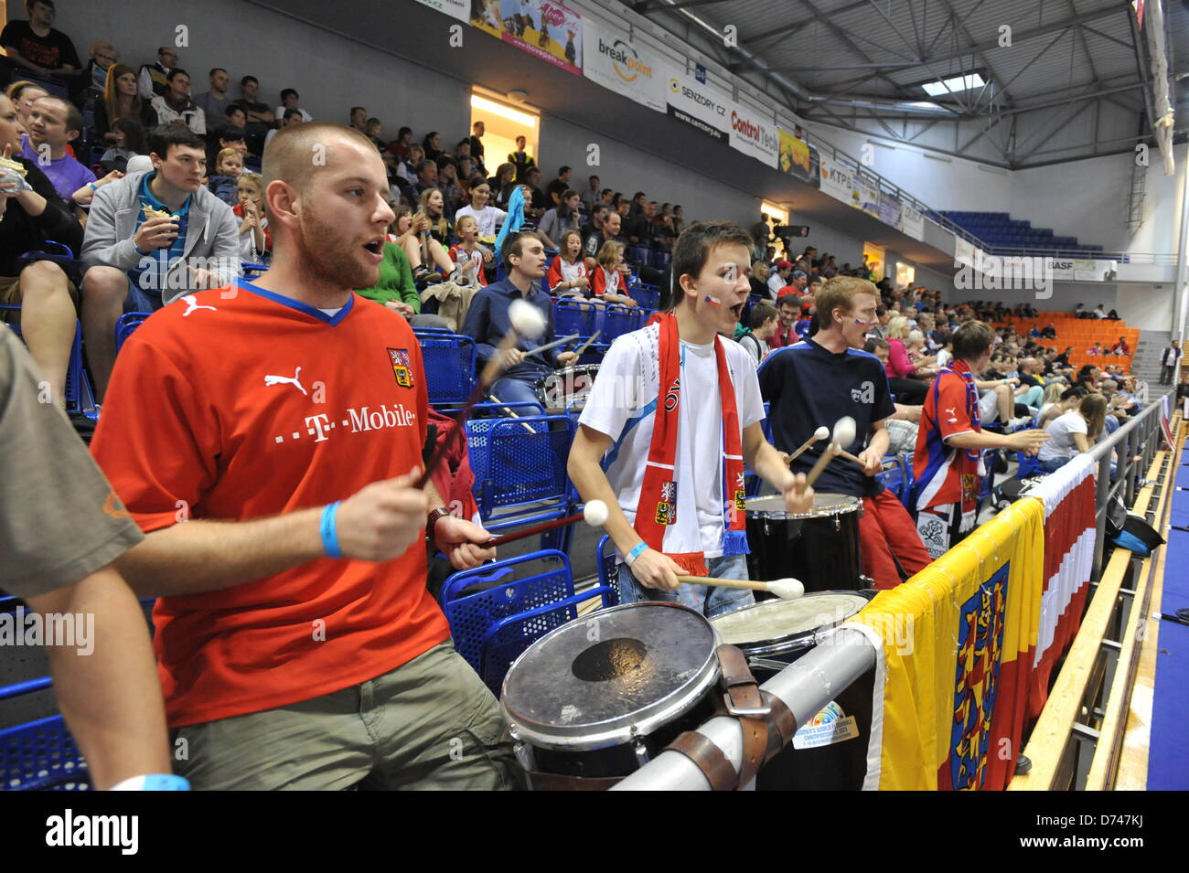 République tchèque au cours des fans women's Euro Tour Floorball match République tchèque contre la Suède à Brno, République tchèque le 28 avril 2013. (CTK Photo/Igor Zehl) Banque D'Images