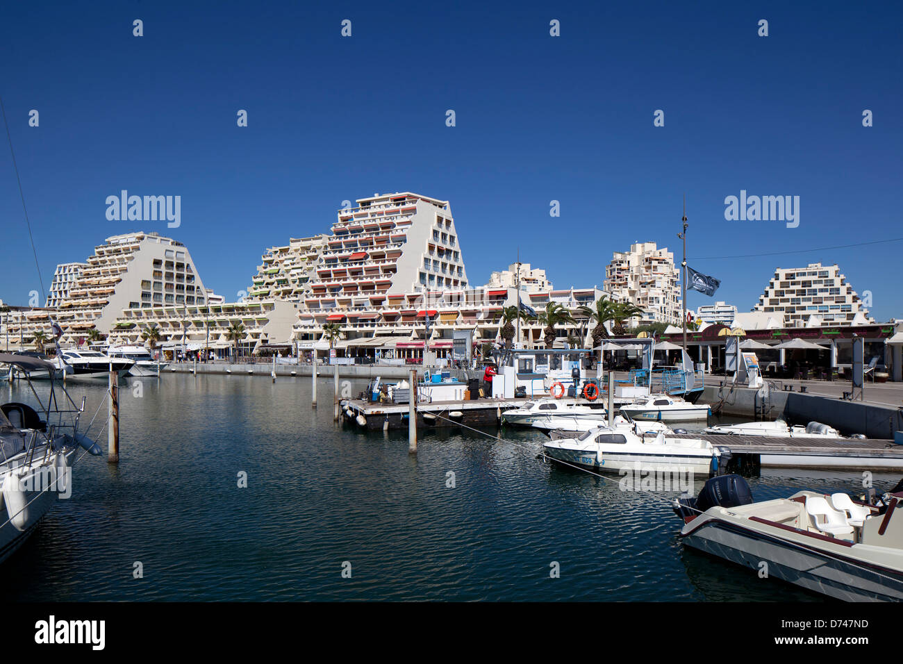 La Grande-Motte, Montpellier, France. Architecte : Jean Balladur, 1970. Vue de marina de complexes. Banque D'Images