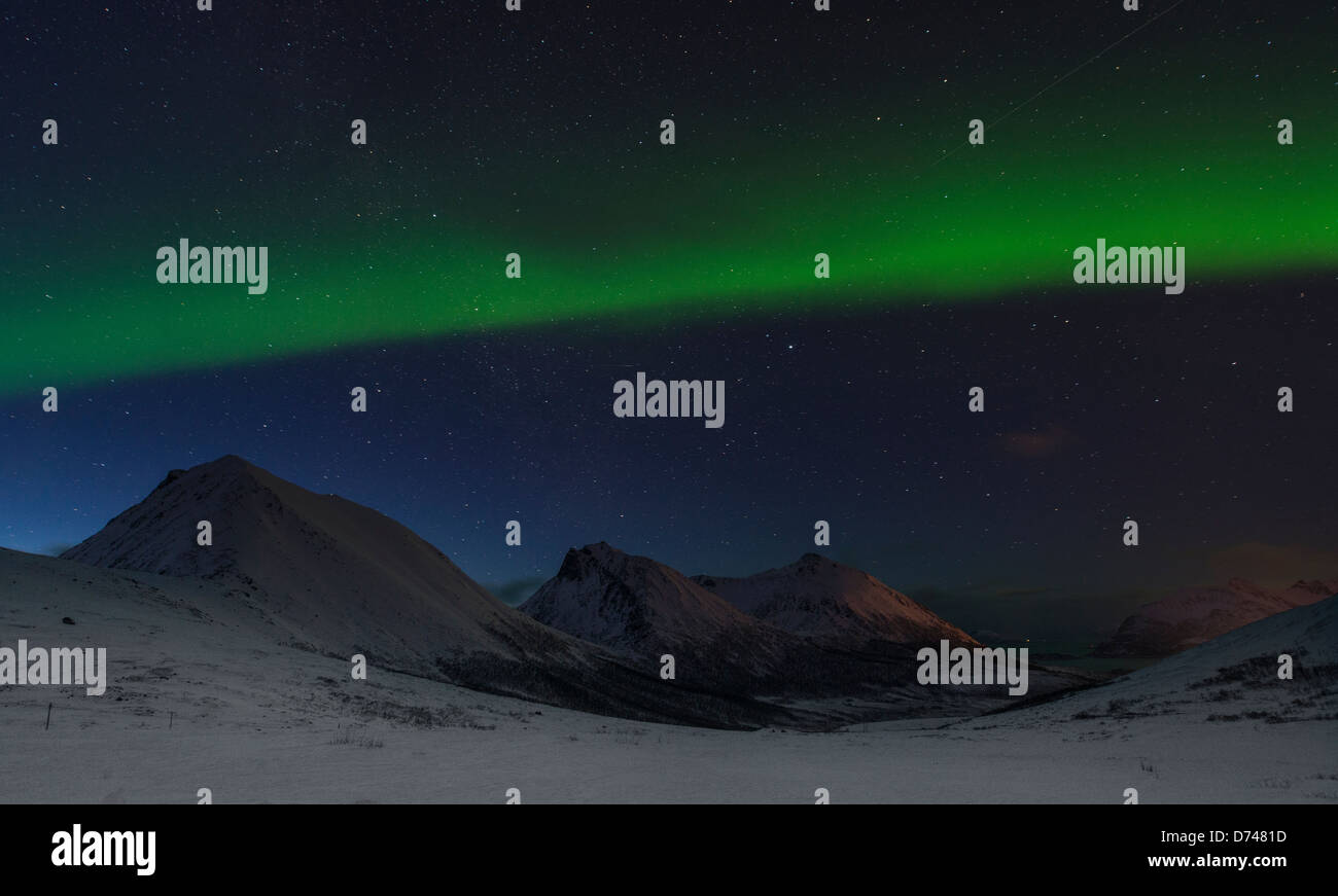 Northern Lights danser sur les collines en Norvège Banque D'Images