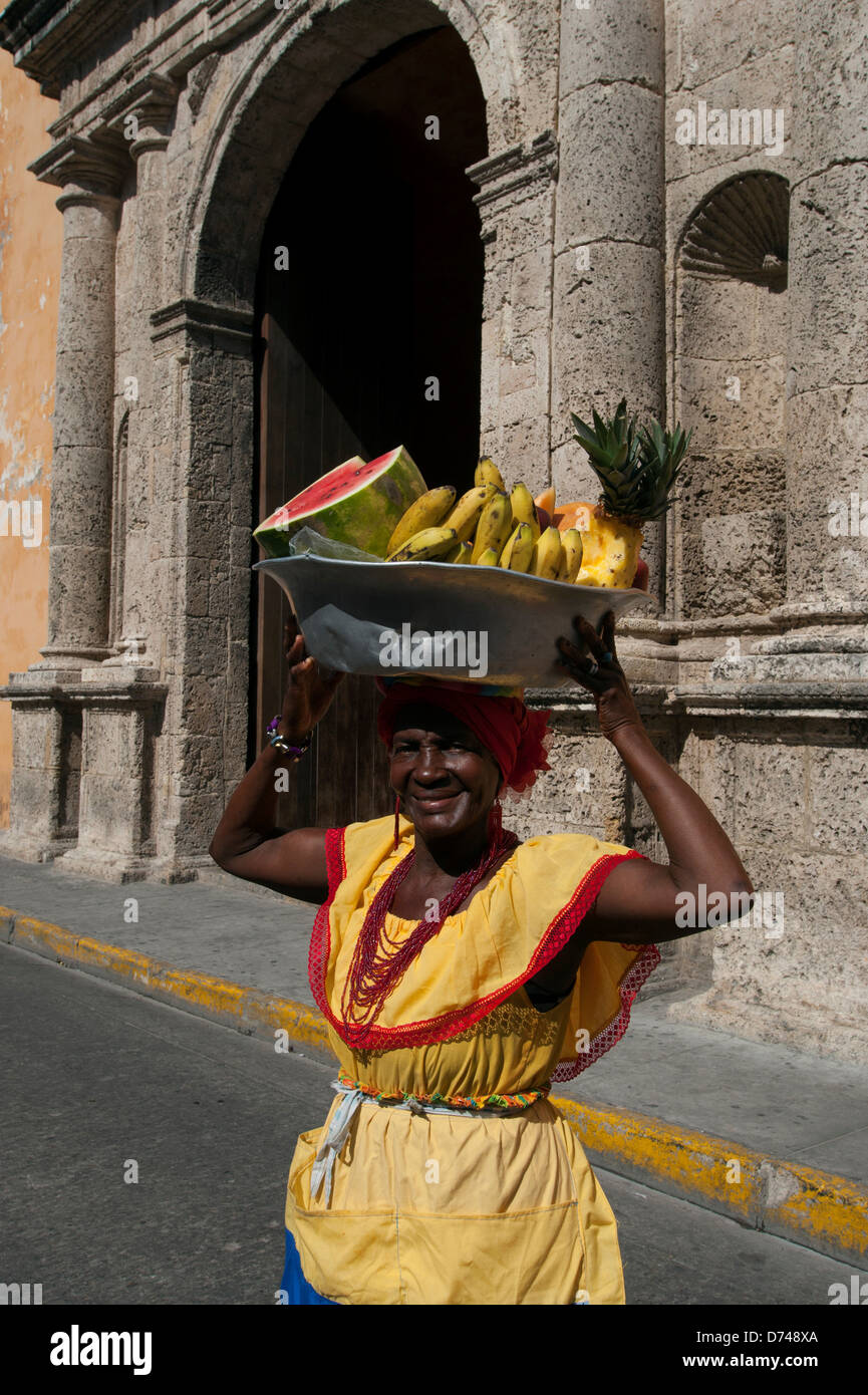 Femme en costume Colonial Fruits devant le couvent Santo Domingo Plaza Santo Domingo à Cartagena Colombie l'Unesco ville fortifiée Banque D'Images