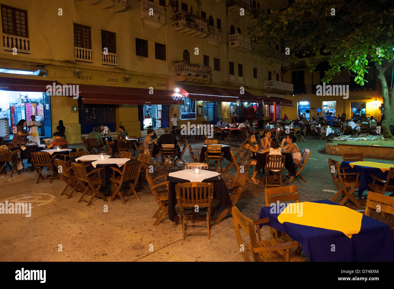 Restaurants en plein air la nuit sur la Plaza Santo Domingo à Cartagena, Colombie, une ville fortifiée et site du patrimoine mondial de l'UNESCO Banque D'Images