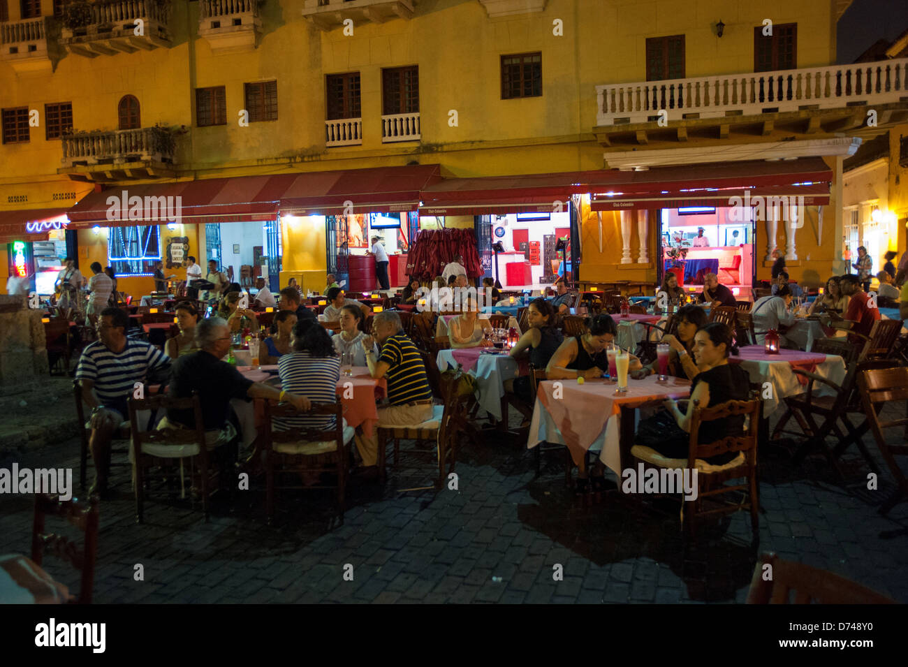 Restaurants en plein air la nuit sur la Plaza Santo Domingo à Cartagena, Colombie, une ville fortifiée et site du patrimoine mondial de l'UNESCO Banque D'Images