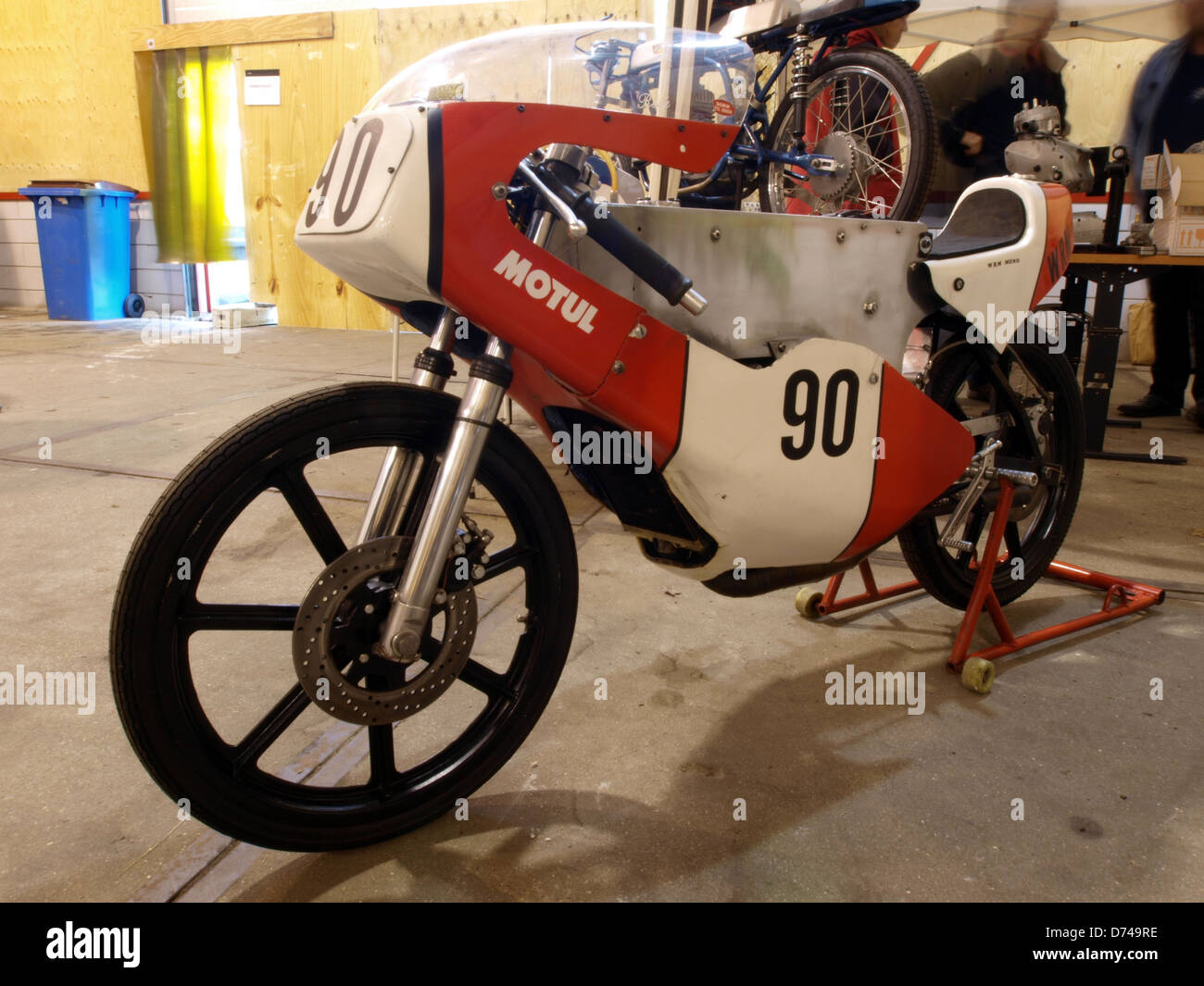 Cette image présente la moto mono WRM, connue pour son design innovant et ses performances dans l'industrie de la moto. La moto dispose d'une structure élégante et a été un modèle remarquable dans l'évolution de la moto du 20ème siècle. Banque D'Images