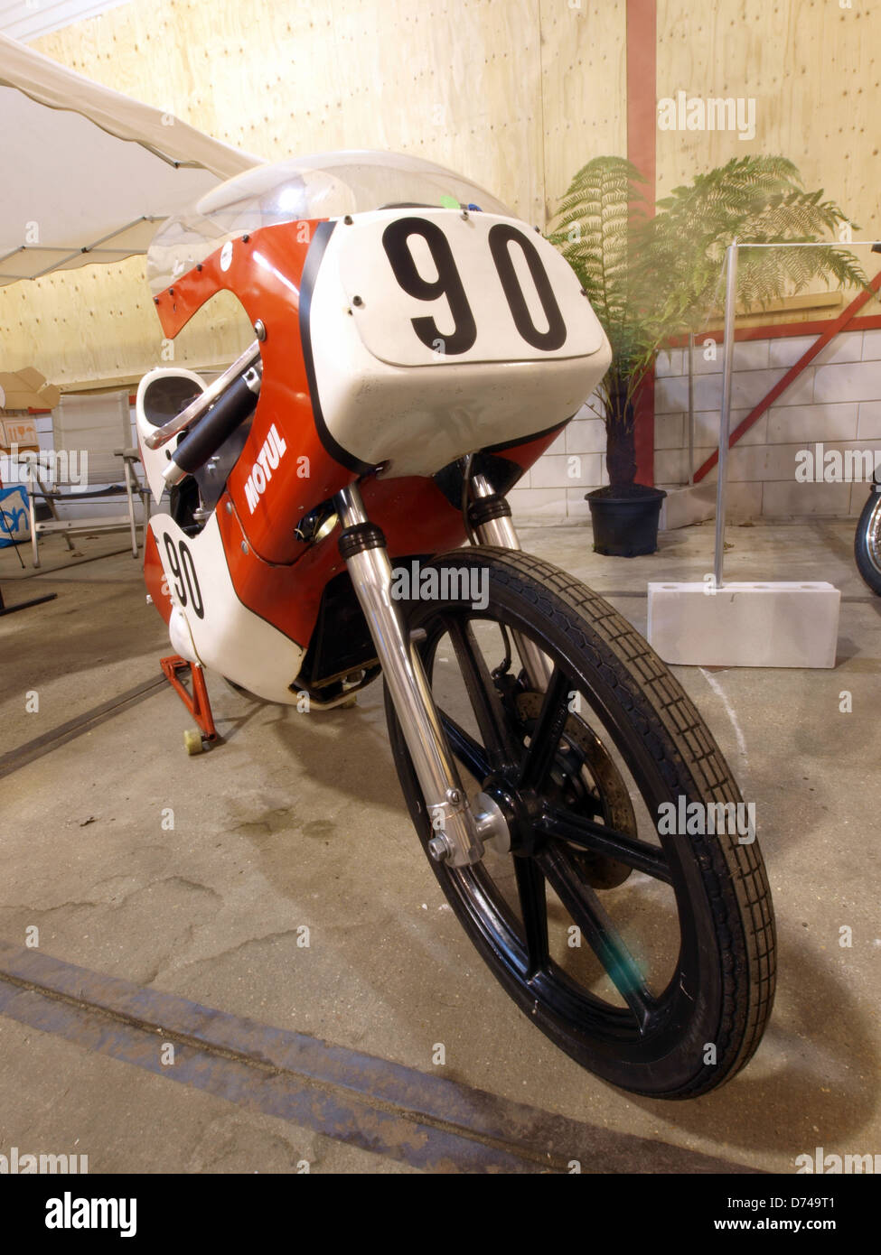 Cette image présente une moto WRM Mono, un vélo tout-terrain reconnu pour son design robuste et ses performances. Il est conçu pour différents terrains, reflétant l'engagement de la marque pour des motos durables et performantes. Banque D'Images